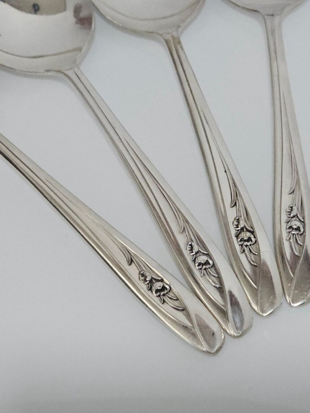 4 International Silver Tulip Soup Spoon round floral 1950s vtg minimalist MCM - Picture 2 of 8